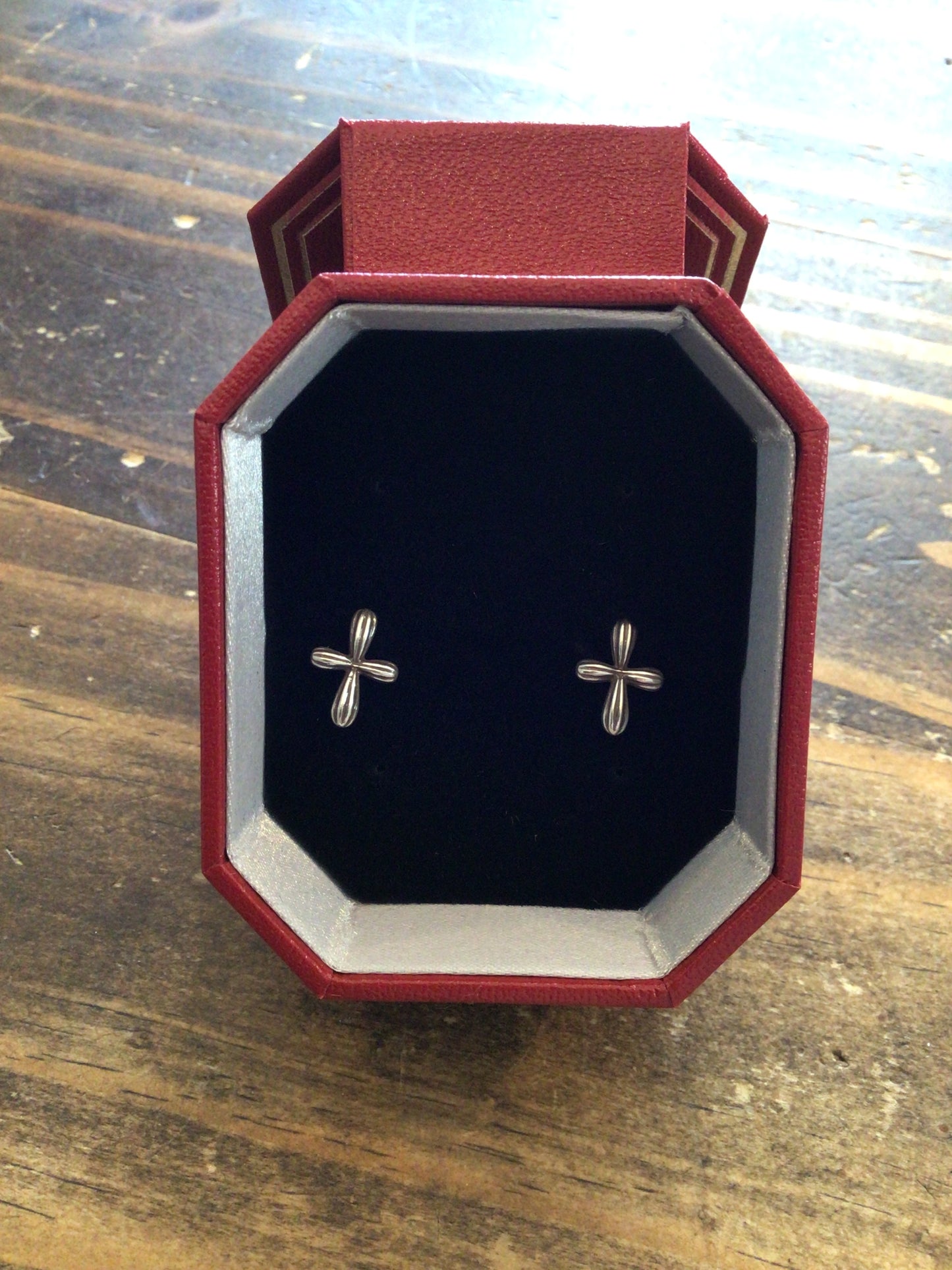 Amphora Cross Post Gift Box